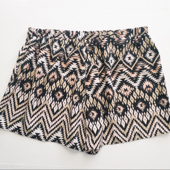About A Girl Black/Cream/Pink Tribal Aztec Print Pull-On Shorts Size M - Picture 2 of 4